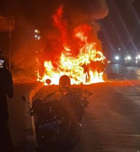 Severe Traffic Disruptions on Afrikiko Stretch Due to Car Fire.